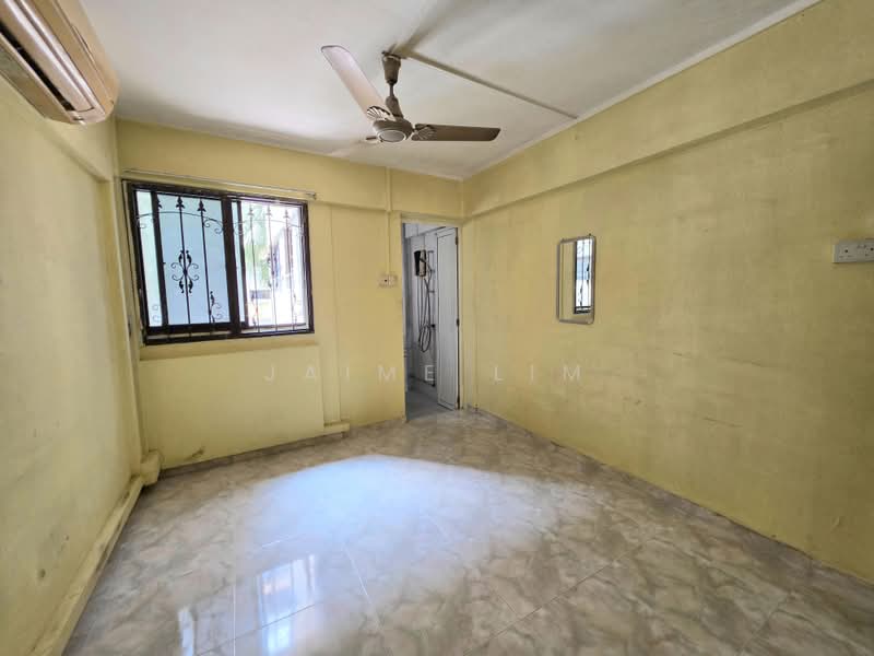 729 Clementi West Street 2, 729 Clementi West Street 2, 2 Bedrooms, 732 sqft, HDB Flat For Sale, by Jaime Lim, 500231970 - Master bedroom - PropertyGuru.com.sg