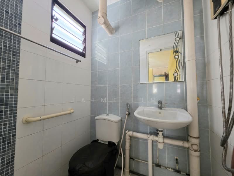 729 Clementi West Street 2, 729 Clementi West Street 2, 2 Bedrooms, 732 sqft, HDB Flat For Sale, by Jaime Lim, 500231970 - Master Bathroom - PropertyGuru.com.sg