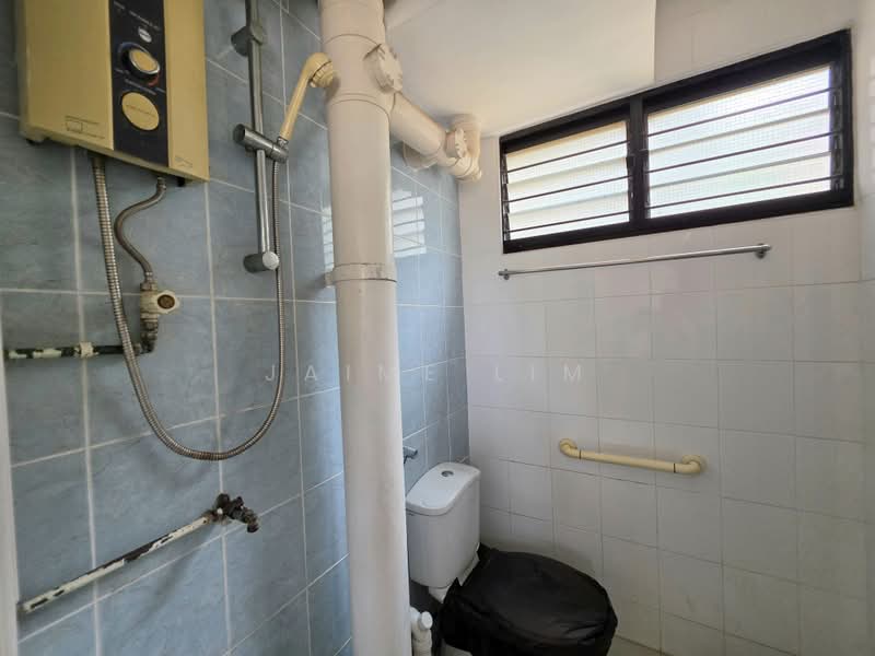 729 Clementi West Street 2, 729 Clementi West Street 2, 2 Bedrooms, 732 sqft, HDB Flat For Sale, by Jaime Lim, 500231970 - Common Bathroom - PropertyGuru.com.sg