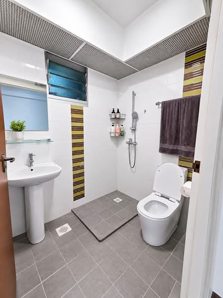673A Edgefield Plains, 673A Edgefield Plains, 2 Bedrooms, 700 sqft, HDB Flat For Sale, by Travis Ng, 500231975 - Bathroom - PropertyGuru.com.sg