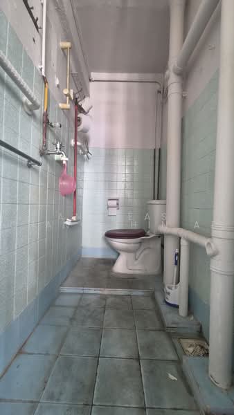 57 Circuit Road, 57 Circuit Road, 2 Bedrooms, 603 sqft, HDB Flat For Sale, by Andreas Chang Shin Ae, 500231981 - Bathroom - PropertyGuru.com.sg