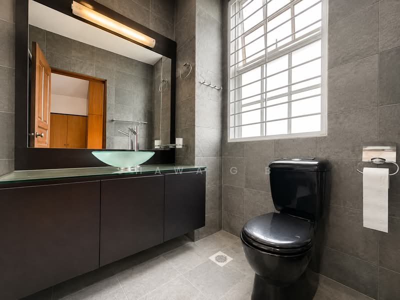 Corner Terrace 2.5 storey 6 bedroom, , 6 Bedrooms, 4,000 sqft, Corner Terrace For Sale, by Shawa G B, 500231988 - Bathroom - PropertyGuru.com.sg
