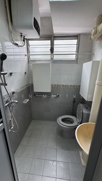 5 Dover Crescent, 5 Dover Crescent, 3 Bedrooms, 1,012 sqft, HDB Flat For Sale, by Chen Matthew, 500232048 - Bathroom - PropertyGuru.com.sg