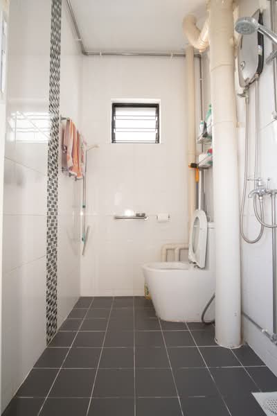 908 Jurong West Street 91, 908 Jurong West Street 91, 2 Bedrooms, 785 sqft, HDB Flat For Sale, by Wong Guo Jing, 500232050 - Bathroom - PropertyGuru.com.sg