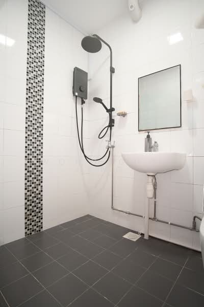 908 Jurong West Street 91, 908 Jurong West Street 91, 2 Bedrooms, 785 sqft, HDB Flat For Sale, by Wong Guo Jing, 500232050 - Bathroom - PropertyGuru.com.sg