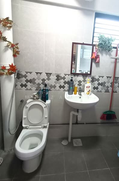 127 Tampines Street 11, 127 Tampines Street 11, 3 Bedrooms, 1,420 sqft, HDB Flat For Sale, by Md Zamry, 500232059 - Bathroom - PropertyGuru.com.sg