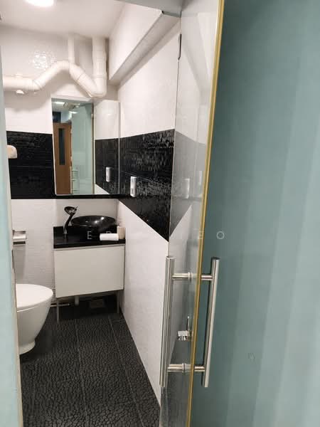 241 Jurong East Street 24, 241 Jurong East Street 24, 2 Bedrooms, 732 sqft, HDB Flat For Sale, by Eric Yeo, 500232109 - Bathroom - PropertyGuru.com.sg