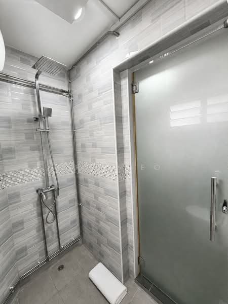 241 Jurong East Street 24, 241 Jurong East Street 24, 2 Bedrooms, 732 sqft, HDB Flat For Sale, by Eric Yeo, 500232109 - Bathroom - PropertyGuru.com.sg