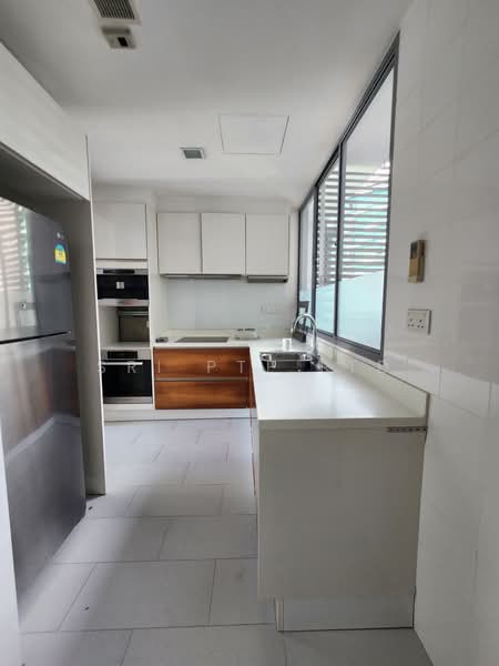 Helios Residences, 15 Cairnhill Circle, 2 Bedrooms, 1,281 sqft, Condominium For Rent, by VINCENT LYE, 500232126 - Kitchen - PropertyGuru.com.sg