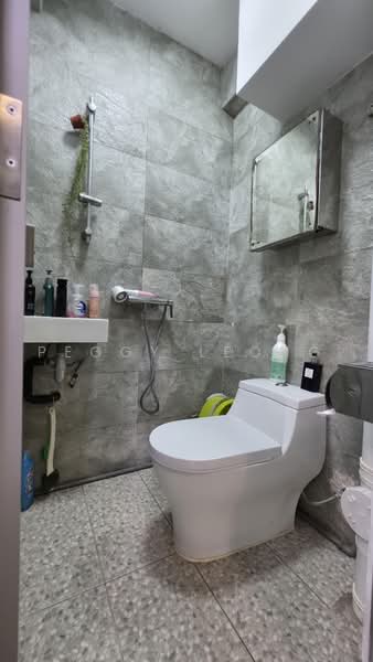 101 Henderson Crescent, 101 Henderson Crescent, 3 Bedrooms, 796 sqft, HDB Flat For Rent, by Peggy Leong, 500232185 - Toilet with Shower - PropertyGuru.com.sg