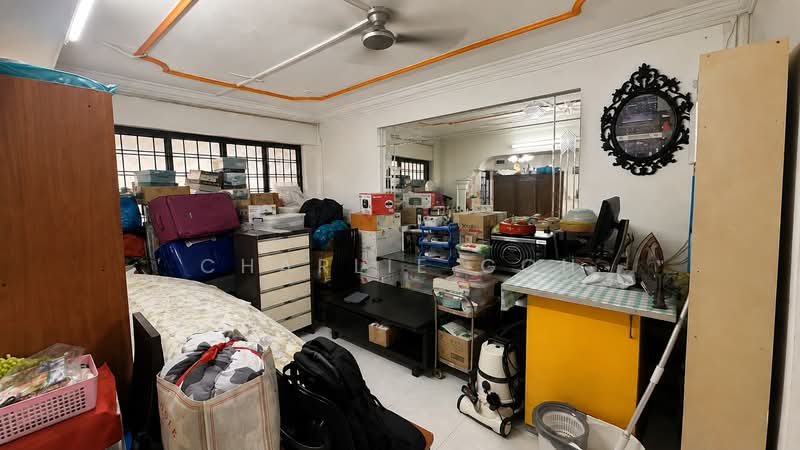 425 Choa Chu Kang Avenue 4, 425 Choa Chu Kang Avenue 4, 3 Bedrooms, 1,119 sqft, HDB Flat For Sale, by Charlie Goh, 500232219 - Current Living Room - PropertyGuru.com.sg