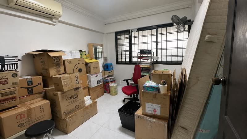 425 Choa Chu Kang Avenue 4, 425 Choa Chu Kang Avenue 4, 3 Bedrooms, 1,119 sqft, HDB Flat For Sale, by Charlie Goh, 500232219 - Current Bedroom - PropertyGuru.com.sg
