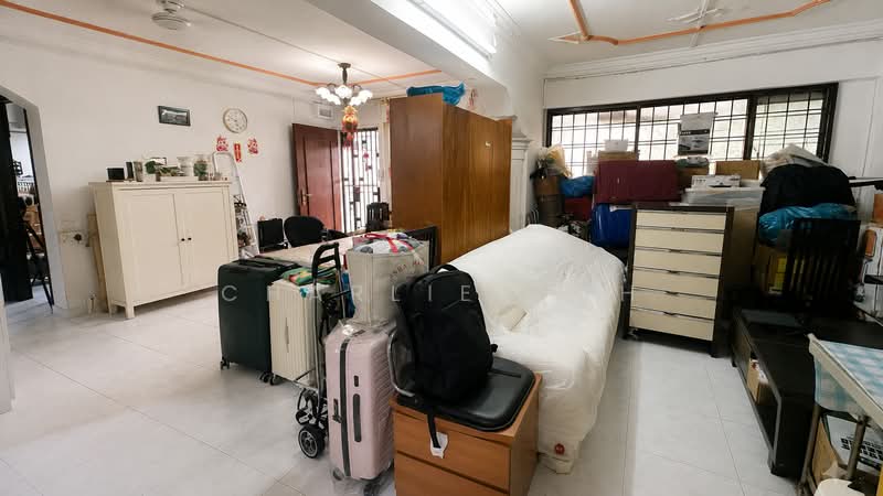 425 Choa Chu Kang Avenue 4, 425 Choa Chu Kang Avenue 4, 3 Bedrooms, 1,119 sqft, HDB Flat For Sale, by Charlie Goh, 500232219 - Current Living Room - PropertyGuru.com.sg