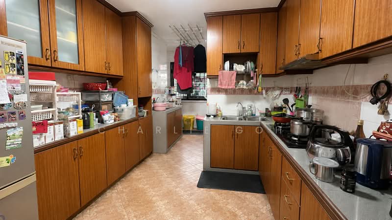 425 Choa Chu Kang Avenue 4, 425 Choa Chu Kang Avenue 4, 3 Bedrooms, 1,119 sqft, HDB Flat For Sale, by Charlie Goh, 500232219 - Current Kitchen - PropertyGuru.com.sg