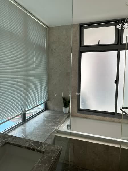 Starlight Suites, 11 River Valley Close, 4 Bedrooms, 1,824 sqft, Condominium For Sale, by Leow Siew Kim, 500232221 - Master Bathroom- Bathtub and Shower - PropertyGuru.com.sg