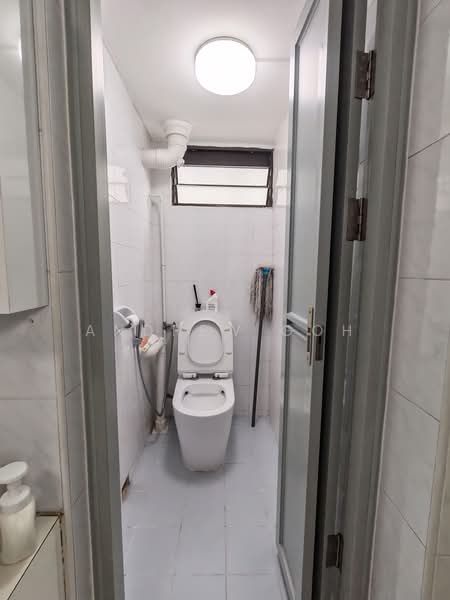 4 Lorong 7 Toa Payoh, 4 Lorong 7 Toa Payoh, 3 Bedrooms, 710 sqft, HDB Flat For Sale, by Andrew Goh, 500232233 - Bathroom - PropertyGuru.com.sg