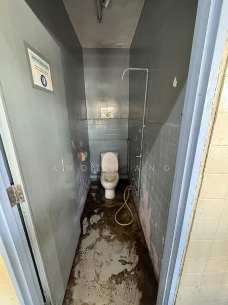 Jalan Pari Burong Walkup Apartment, Jalan Pari Burong, 4 Bedrooms, 1,200 sqft, Walk-up Apartment For Rent, by Ander Ang, 500232255 - Bathroom - PropertyGuru.com.sg