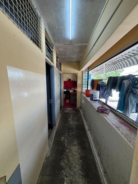 Jalan Pari Burong Walkup Apartment, Jalan Pari Burong, 4 Bedrooms, 1,200 sqft, Walk-up Apartment For Rent, by Ander Ang, 500232255 - Corridor - PropertyGuru.com.sg