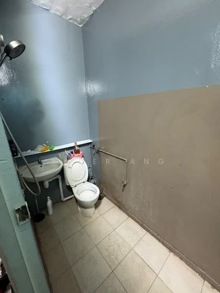 Jalan Pari Burong Walkup Apartment, Jalan Pari Burong, 4 Bedrooms, 1,200 sqft, Walk-up Apartment For Rent, by Ander Ang, 500232255 - Bathroom - PropertyGuru.com.sg