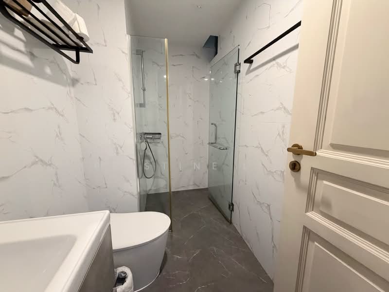 Lakeholmz, 82 Corporation Road, 5 Bedrooms, 2,454 sqft, Condominium For Sale, by Pristine Lim, 500232265 - Bathroom - PropertyGuru.com.sg