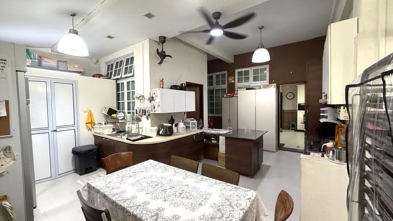 Eastwood Park, Eastwood Green, Bedok / Upper East Coast, 6 Bedrooms, 4,600 sqft, Corner Terrace For Sale, by Oliver Sho, 500232295 - Kitchen - PropertyGuru.com.sg