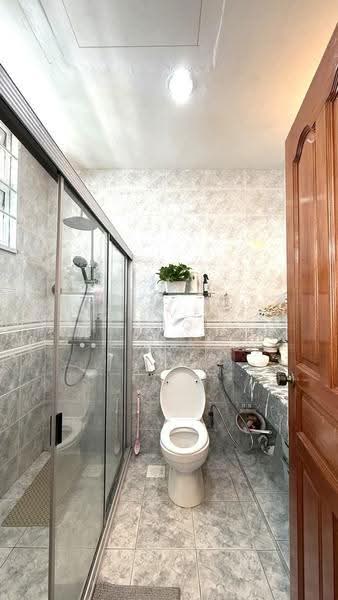 Eastwood Park, Eastwood Green, Bedok / Upper East Coast, 6 Bedrooms, 4,600 sqft, Corner Terrace For Sale, by Oliver Sho, 500232295 - Bathroom - PropertyGuru.com.sg