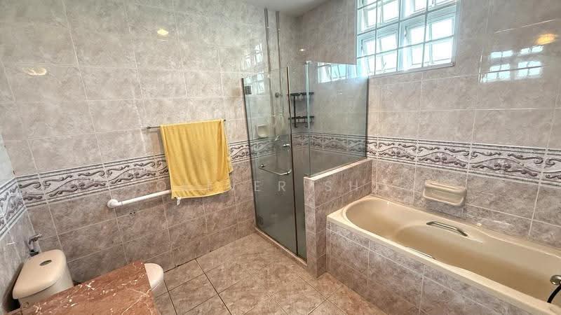 Eastwood Park, Eastwood Green, Bedok / Upper East Coast, 6 Bedrooms, 4,600 sqft, Corner Terrace For Sale, by Oliver Sho, 500232295 - Bathroom - PropertyGuru.com.sg