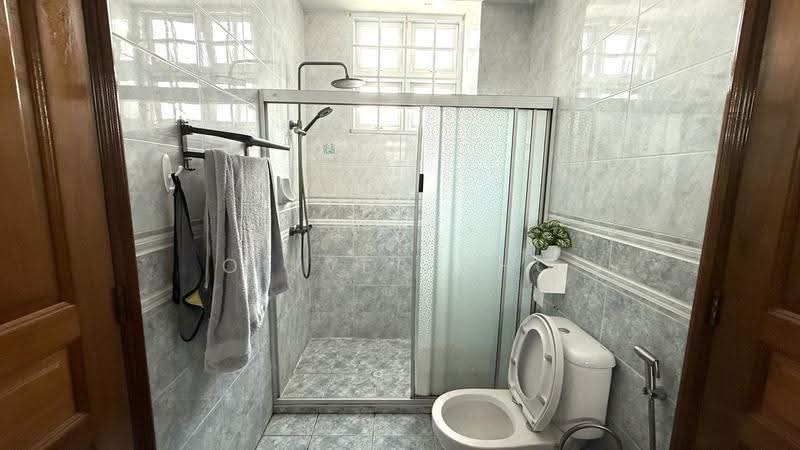 Eastwood Park, Eastwood Green, Bedok / Upper East Coast, 6 Bedrooms, 4,600 sqft, Corner Terrace For Sale, by Oliver Sho, 500232295 - Bathroom - PropertyGuru.com.sg