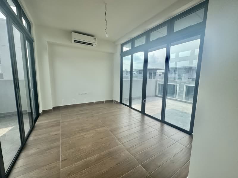 Belgravia Ace, 100 Belgravia Drive, 5 Bedrooms, 4,370 sqft, Semi-Detached House For Sale, by Edeline Ooi, 500232314 - Balcony - PropertyGuru.com.sg