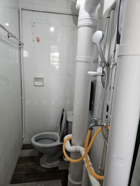 51 Lorong 6 Toa Payoh, 51 Lorong 6 Toa Payoh, 2 Bedrooms, 678 sqft, HDB Flat For Sale, by Derrick Lim, 500232321 - Bathroom - PropertyGuru.com.sg