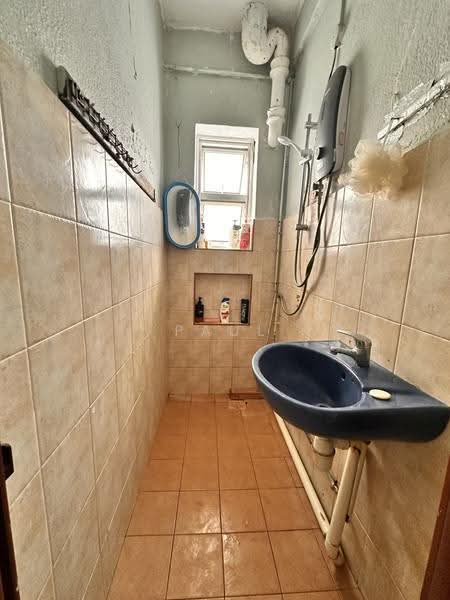 78 Guan Chuan Street, 78 Guan Chuan Street, Alexandra / Commonwealth, 3 Bedrooms, 797 sqft, Walk-up Apartment For Sale, by Paul Wong 黄逸强, 500232359 - Bathroom - PropertyGuru.com.sg