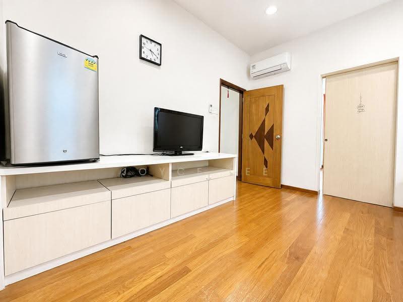 52 Jalan Pergam, Bedok / Upper East Coast, Room Rental, 400 sqft, Terraced House For Rent, by Joyce Lee, 500232364 - Living Room - PropertyGuru.com.sg