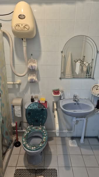 329 Sembawang Close, 329 Sembawang Close, 3 Bedrooms, 1,087 sqft, HDB Flat For Sale, by Evan Fong, 500232365 - Bathroom - PropertyGuru.com.sg