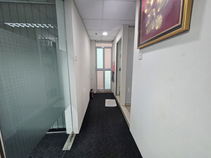 Wcega Tower, 21 Bukit Batok Crescent, 969 sqft, Light Industrial (B1) For Sale, by Eric Ee, 500232392 - Corridor - CommercialGuru.com.sg