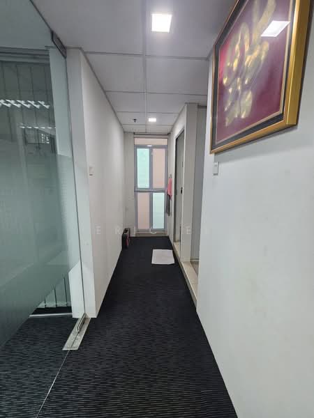 Wcega Tower, 21 Bukit Batok Crescent, 969 sqft, Light Industrial (B1) For Sale, by Eric Ee, 500232392 - Corridor - CommercialGuru.com.sg