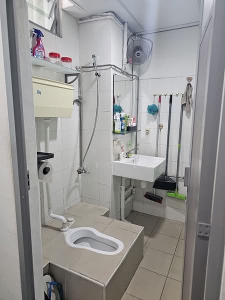 Wcega Tower, 21 Bukit Batok Crescent, 969 sqft, Light Industrial (B1) For Sale, by Eric Ee, 500232392 - Bathroom - CommercialGuru.com.sg