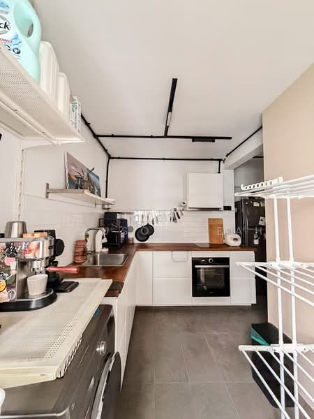 654 Senja Road, 654 Senja Road, 3 Bedrooms, 980 sqft, HDB Flat For Sale, by Clauson Seah, 500232456 - Kitchen - PropertyGuru.com.sg
