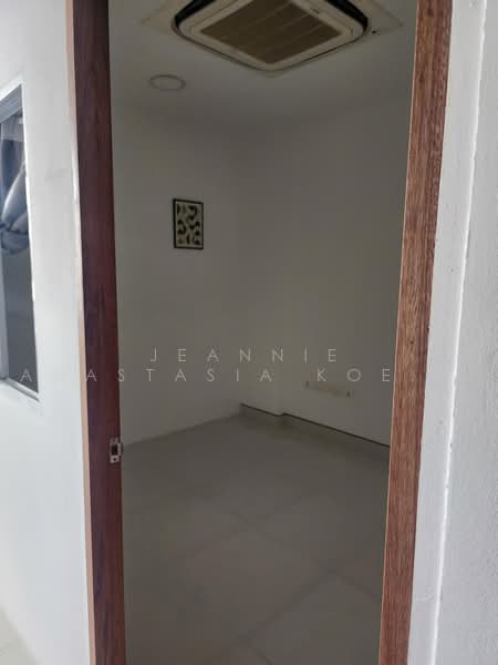 Cheap! Whole Unit Suitable for Co Living at Bukit Timah, Tan Kah Ghee MRT, Bukit Timah, 6th Ave, Tan Kah Kee, 4 Bedrooms, 1,200 sqft, Shophouse For Rent, by Jeannie Anastasia Koe 高晶晶, 500232503 - Interior - PropertyGuru.com.sg