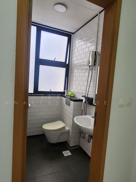 Cheap! Whole Unit Suitable for Co Living at Bukit Timah, Tan Kah Ghee MRT, Bukit Timah, 6th Ave, Tan Kah Kee, 4 Bedrooms, 1,200 sqft, Shophouse For Rent, by Jeannie Anastasia Koe 高晶晶, 500232503 - Bathroom - PropertyGuru.com.sg