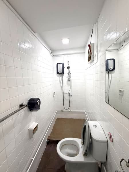 Textile Centre, 200 Jalan Sultan, Beach Road / Bugis / Rochor, 883 sqft, Office For Sale, by Alvin Lim, 500232527 - Bathroom - CommercialGuru.com.sg