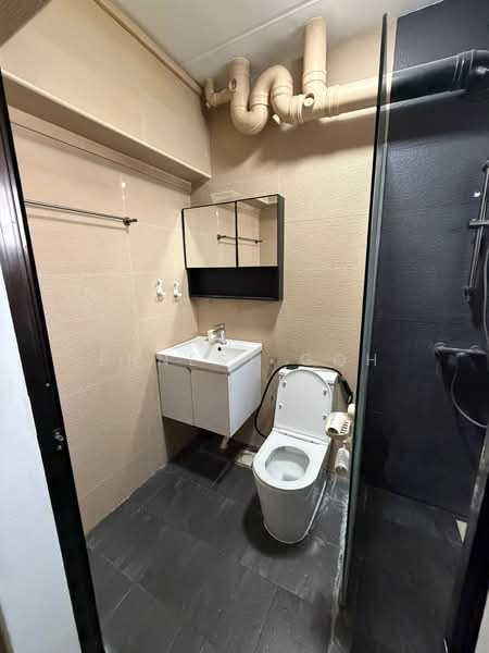 664 Jurong West Street 64, 664 Jurong West Street 64, 3 Bedrooms, 969 sqft, HDB Flat For Rent, by Ernest Goh, 500232535 - Bathroom - PropertyGuru.com.sg