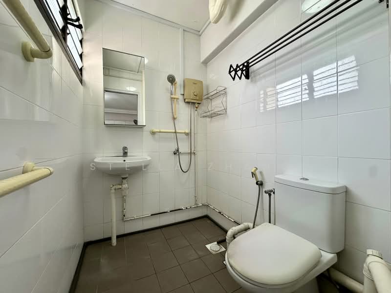 161 Tampines Street 12, 161 Tampines Street 12, 3 Bedrooms, 1,130 sqft, HDB Flat For Rent, by Stella Zhang, 500232556 - Master Bathroom - PropertyGuru.com.sg