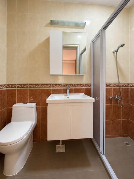 Corner Terrace Freehold along Marshall Road District 15, Marshall Road, East Coast / Marine Parade, 6 Bedrooms, 3,811 sqft, Corner Terrace For Sale, by Alicia Lim, 500232560 - Master Bathroom (2nd level) - PropertyGuru.com.sg