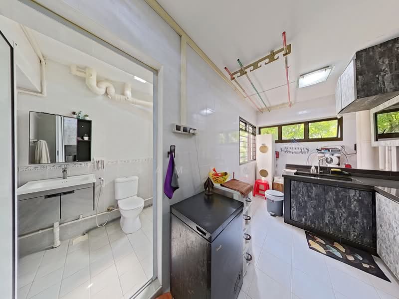 183 Yung Sheng Road, 183 Yung Sheng Road, 3 Bedrooms, 1,249 sqft, HDB Flat For Sale, by Sam Lim, 500232571 - Kitchen + Common Bathroom - PropertyGuru.com.sg