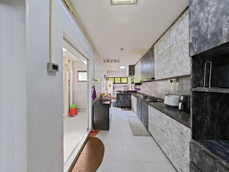 183 Yung Sheng Road, 183 Yung Sheng Road, 3 Bedrooms, 1,249 sqft, HDB Flat For Sale, by Sam Lim, 500232571 - Kitchen + Common Bathroom - PropertyGuru.com.sg