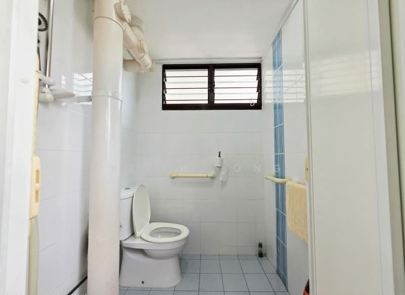 334 Clementi Avenue 2, 334 Clementi Avenue 2, 2 Bedrooms, 721 sqft, HDB Flat For Sale, by Keith Yong, 500232572 - Bathroom - PropertyGuru.com.sg