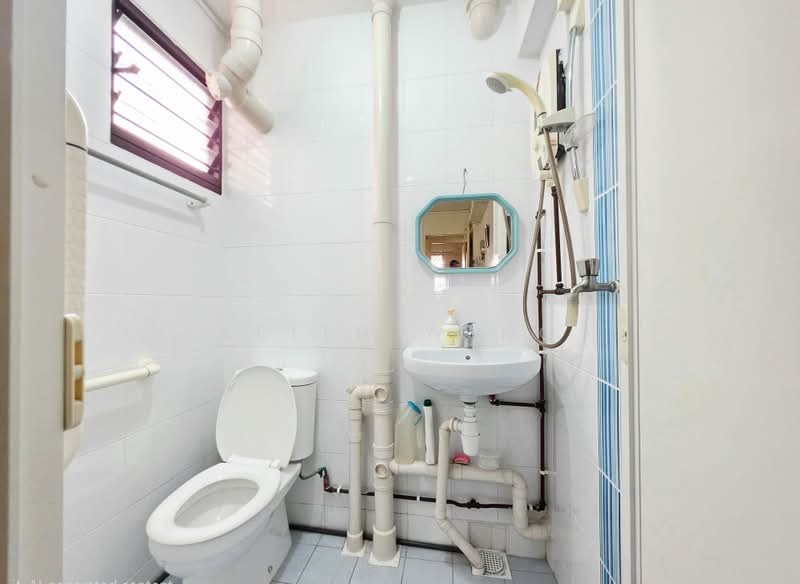 334 Clementi Avenue 2, 334 Clementi Avenue 2, 2 Bedrooms, 721 sqft, HDB Flat For Sale, by Keith Yong, 500232572 - Bathroom - PropertyGuru.com.sg