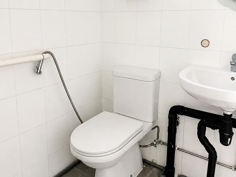 534 Ang Mo Kio Avenue 10, 534 Ang Mo Kio Avenue 10, 2 Bedrooms, 732 sqft, HDB Flat For Sale, by Chal Sulaiman, 500232575 - Bathroom - PropertyGuru.com.sg