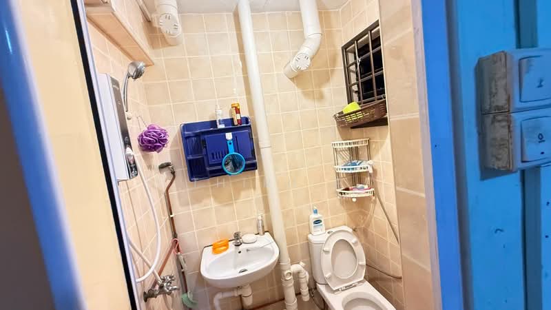 24 Hougang Avenue 3, 24 Hougang Avenue 3, 2 Bedrooms, 721 sqft, HDB Flat For Sale, by Thiru P, 500232584 - Bathroom - PropertyGuru.com.sg