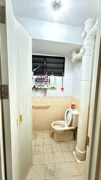 24 Hougang Avenue 3, 24 Hougang Avenue 3, 2 Bedrooms, 721 sqft, HDB Flat For Sale, by Thiru P, 500232584 - Bathroom - PropertyGuru.com.sg